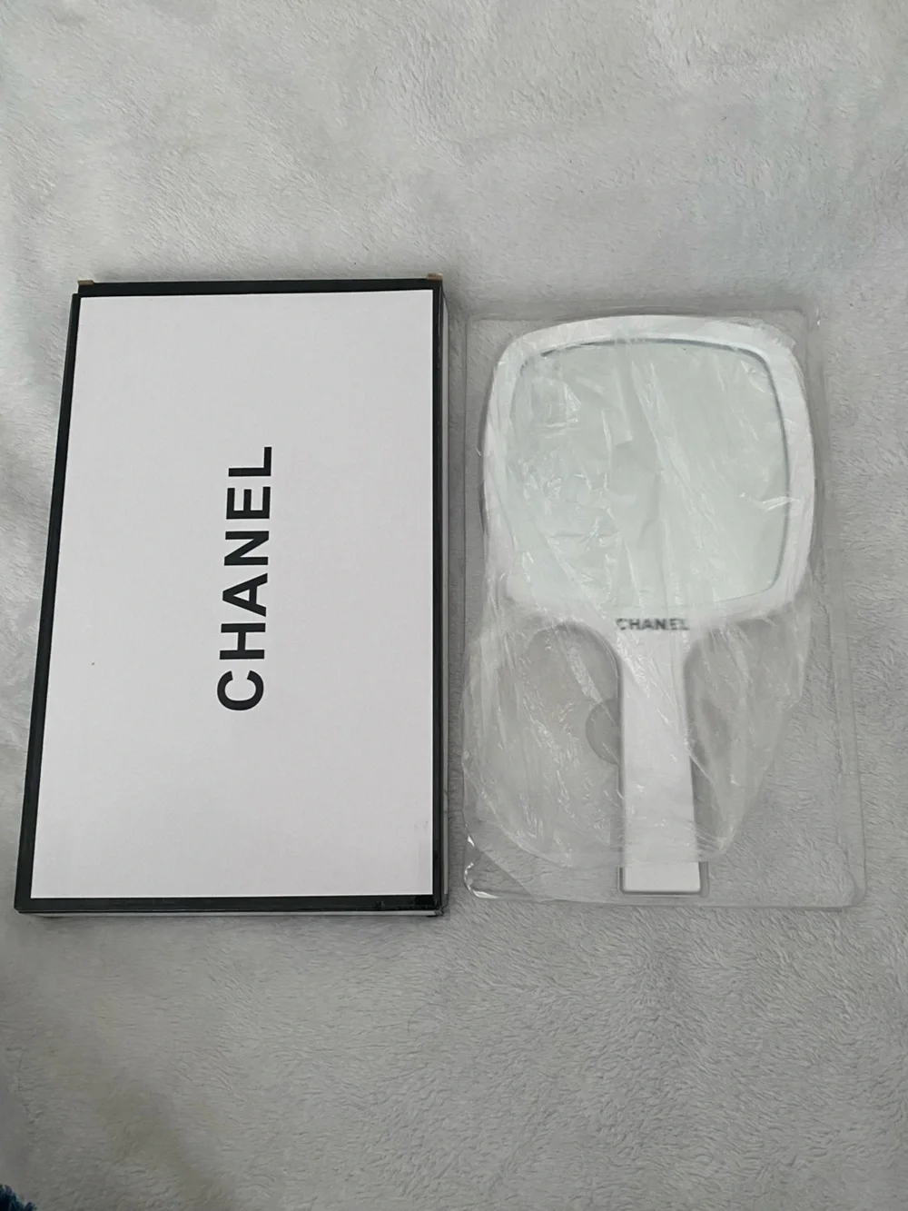 CHANEL white hand